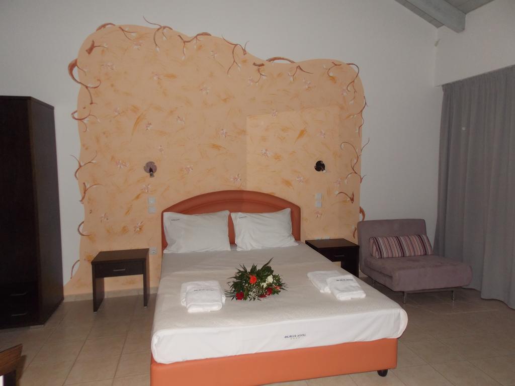 Hotel Theasis Paralia Sergoulas Номер фото
